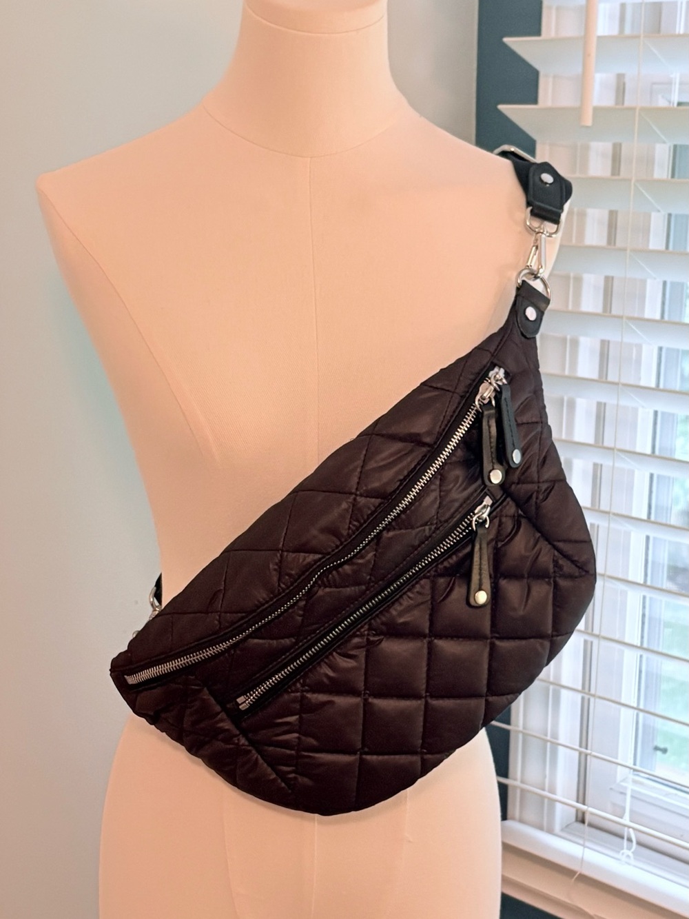 Quince Quilted Crossbody Sling Bag - Black Quilted Design - never used